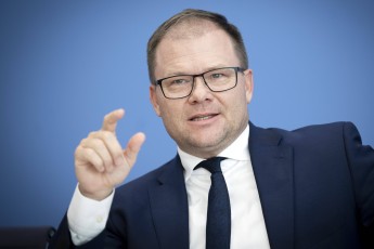 Carsten Schneider DEU, Deutschland, Germany, Allemande, Berlin, 05.11.2025 Carsten Schneider , Bundesminister fuer Umwelt Klimaschutz Naturschutz und nukleare Sicherheit SPD waehrend der Bundespressekonferenz zum Thema Deutschlands und Europas Beitrag zur Weltklimakonferenz COP30 in Brasilien in Berlin Deutschland en: Carsten Schneider ,Federal Minister for the Environment, Climate Protection, Nature Conservation and Nuclear Safety SPD during the Federal Press Conference on the topic of Germany s and Europe s contribution to the COP30 World Climate Conference in Brazil in Berlin Germany *** Carsten Schneider DEU, Deutschland, Germany, Allemande, Berlin, 05 11 2025 Carsten Schneider , Federal Minister for the Environment Climate Protecti