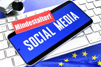 FOTOMONTAGE, Smartphone mit Aufschrift Social Media und Zettel mit Aufschrift Mindestalter, Symbolfoto Social-Media-Nutzung ab 16 Jahren *** PHOTOMONTAGE, smartphone with inscription social media and note with inscription minimum age, symbol photo social media use from 16 years of age