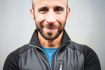 Manfred Meindl ist auch privat tief im Bergsport verwurzelt: Als leidenschaftlicher Alpinist, Kletterer, Trailrunner und Wildwasser-Kajaker kennt er die Anforderungen der Zielgruppe.