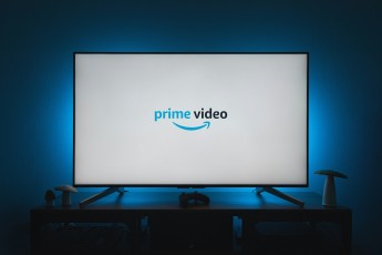 Amazon hatte Anfang 2024 die Prime Video-Kundschaft per Mail informiert, dass ab Februar in begrenztem Umfang Werbung gesendet würde. Wer keine Werbung sehen will, soll im Monat 2,99 Euro mehr zahlen.