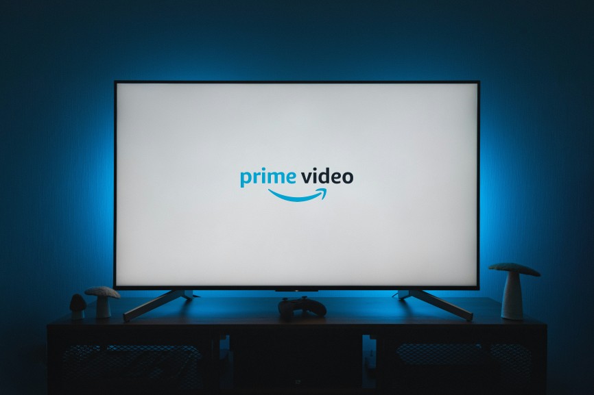 Amazon hatte Anfang 2024 die Prime Video-Kundschaft per Mail informiert, dass ab Februar in begrenztem Umfang Werbung gesendet würde. Wer keine Werbung sehen will, soll im Monat 2,99 Euro mehr zahlen.