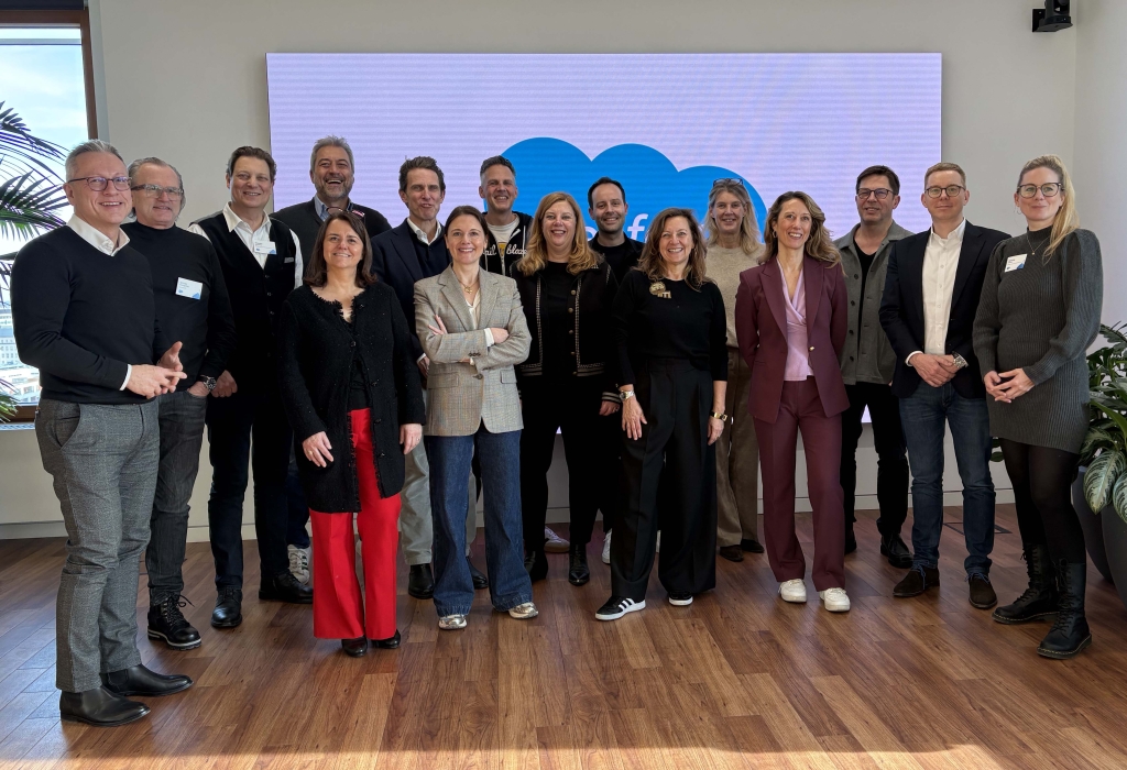 v.l.: Marcus Steffen Karst (Claas), Günter Baumgartner (Siemens AG), Claudio Montanini (BVMC), Geraldine Tenten (Mann+Hummel), Alexander Wunschel (Marketing Club München), Michael Liehr (Stihl), Dr. Mirjam Jentschke (Smeg), Martin Grosse (Salesforce), Katja Metz (E.ON), Dr. Jonas Kütt (Kantar), Nicole Hagenbring (Messe München), Susan Schramm (MotelOne), Selena Gabat (LinkedIn), Dr. Jörg Nitschke (Zeiss, Dr. Kai Vollhardt (McKinsey & Company), Melanie Stubner (Strauss)