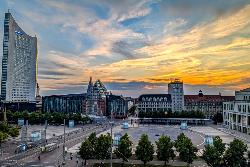 Die Stadt Leipzig aus der Vogelperspektive. Stadtansicht mit markanten Gebäuden am Augustusplatz. Stimmungsvoller Abendhimmel