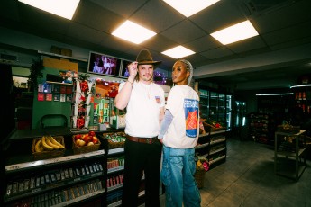 Rapperin Nura und Schauspieler Wilson Gonzales Ochsenknecht bringen den Rügenwalder Reiter-Spot ins neue Jahrtausend.