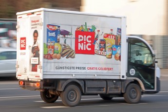 Onlinebestellung von Lebensmitteln Ein Lieferant vom Online-Supermarkt Picnic aus den Niederlanden mit Düsseldorf als Fi