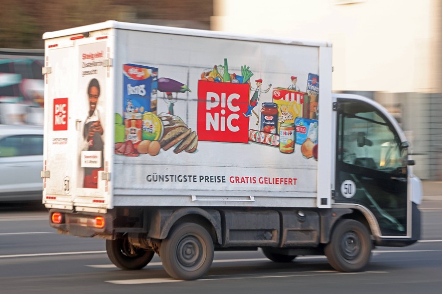 Onlinebestellung von Lebensmitteln Ein Lieferant vom Online-Supermarkt Picnic aus den Niederlanden mit Düsseldorf als Fi