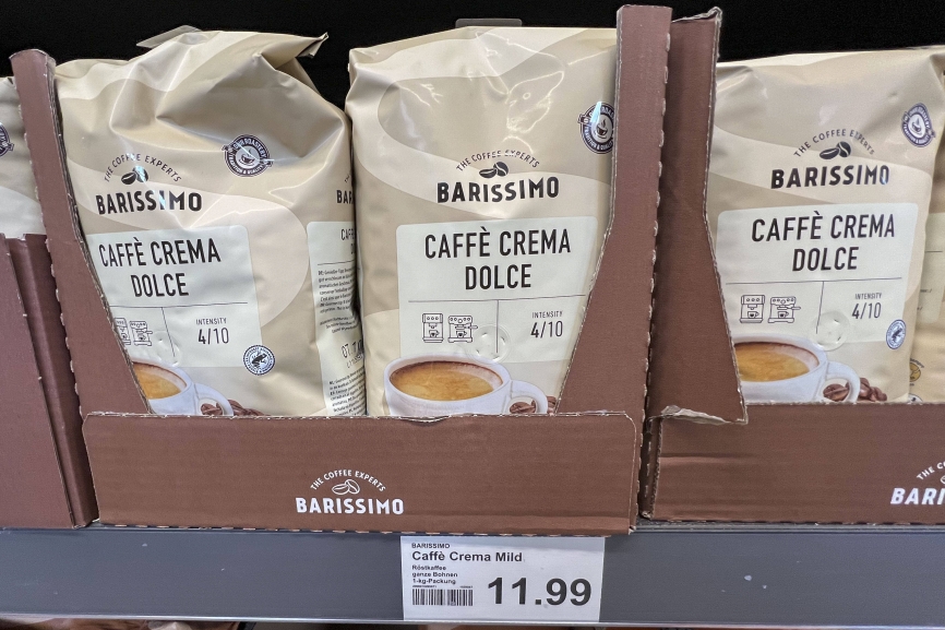 Regal mit Tueten Cafe Crena Dolce zum Preis per KG 11,99 Euro roestfrischen, hochwertigen Arabica Hochlandkaffee Kaffee als Bohnen Packungen der eigenmark Barissimo beim Discounter Aldi Nord Hamburg Deutschland *** Shelf with bags Cafe Crena Dolce at a price per KG 11,99 Euro roestfresh, high-quality Arabica highland coffee as beans packs of the own brand Barissimo at the discounter Aldi Nord Hamburg Germany