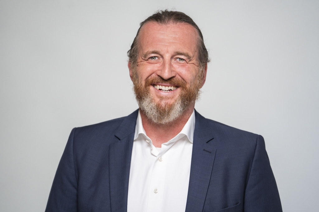 „Transparenz und Kennzeichnungspflicht sind kein kreatives Hindernis, sondern ein Ordnungsrahmen“, sagt André Schier, Trainer und KI-Fachexperte am Deutschen Institut für Marketing. (© Helge Strauss)