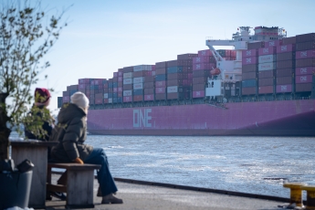Containerschiff ONE HANOI erreicht den Hamburger Hafen auf Höhe des Fähranlegers Blankenese  Reederei ONE  Ocean Network Express  Global Container Liner Shipping Company