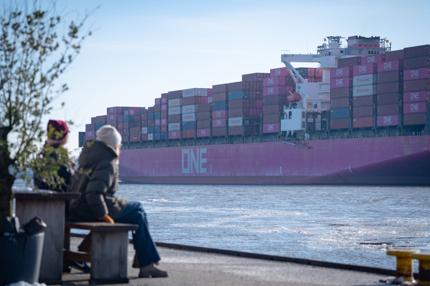 Containerschiff ONE HANOI erreicht den Hamburger Hafen auf Höhe des Fähranlegers Blankenese  Reederei ONE  Ocean Network Express  Global Container Liner Shipping Company