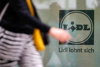 Symbolbild Logo und Ladengeschaeft des Lebensmittelsdiscounters Lidl Symbolfoto Logo und Ladengeschaeft des Lebensmittel