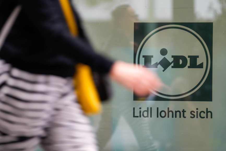 Symbolbild Logo und Ladengeschaeft des Lebensmittelsdiscounters Lidl Symbolfoto Logo und Ladengeschaeft des Lebensmittel