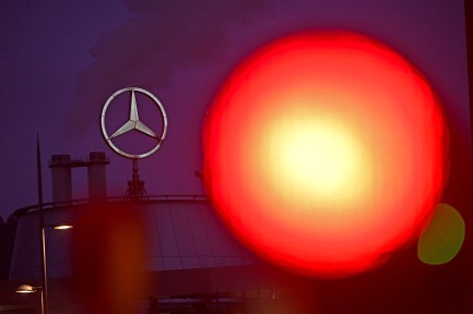 Mercedes Stern Mercedes-Benz Group AG Zentrale in Stuttgart Untertuerkheim