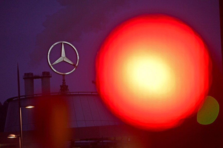 Mercedes Stern Mercedes-Benz Group AG Zentrale in Stuttgart Untertuerkheim