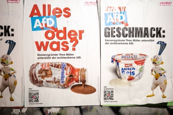 Gegenstand des Verfahrens war die auf diesem Plakat verbreitete Äußerung: "Konzerngründer Theo Müller unterstützt die rechtsextreme AfD."