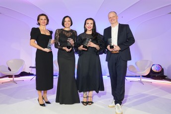 Die Vertreter der Preisträger (v.l.n.r.): Marina Moguš (Adidas), Evelyne De Leersnyder (Coca-Cola), Enita Ramaj (Ikea Deutschland) und Mario Winter (Samsung)