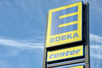 Logo der Handelskette Edeka an einer Stele *** Logo the Retail chain Edeka to a Stele 1104401046