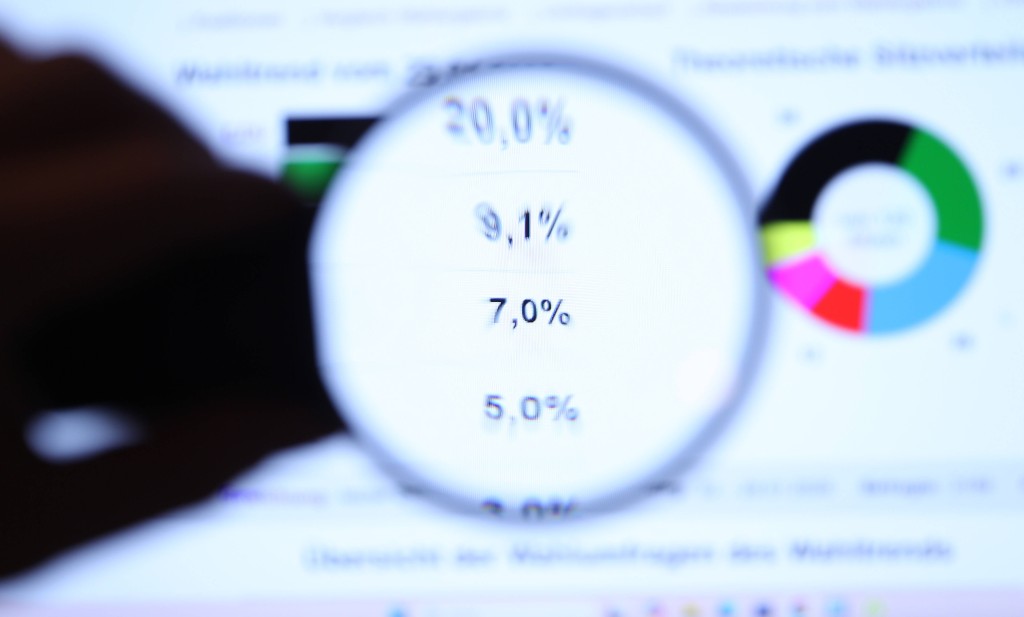 Eine Lupe zeigt auf eine aktuelle Umfrage zum Ausgang der Landtagswahl am 8. März in Baden-Württemberg. Symbolbild/Symbo