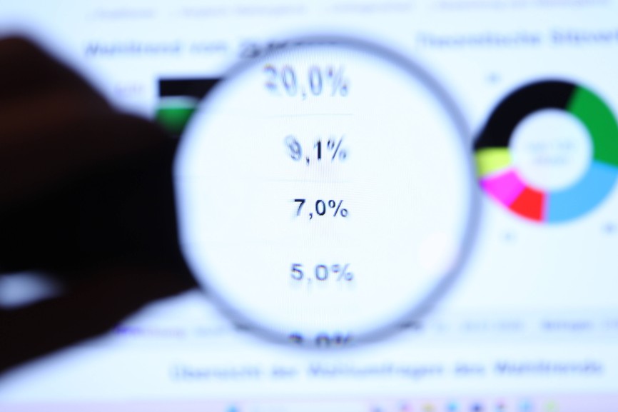 Eine Lupe zeigt auf eine aktuelle Umfrage zum Ausgang der Landtagswahl am 8. März in Baden-Württemberg. Symbolbild/Symbo