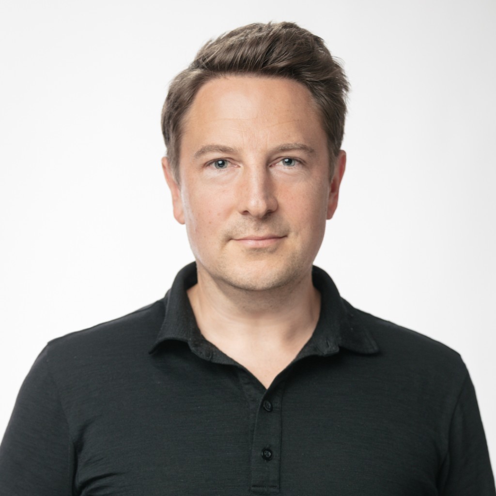 „Wenn ich als Marke in den LLMs auftauche, glauben die Leute dem fast dreimal mehr als dem bisherigen Suchergebnis. Das führt zu höheren Conversions“, sagt Jens Krisinger von Deloitte.