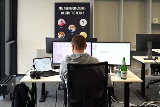 Immer mehr Menschen in Deutschland binden KI in ihren Arbeitsalltag ein.