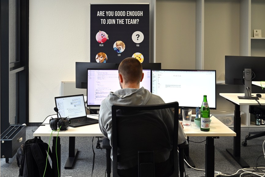 Immer mehr Menschen in Deutschland binden KI in ihren Arbeitsalltag ein.