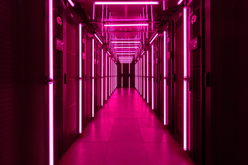 Erst vor wenigen Wochen hat die Telekom ein neues KI-Rechenzentrum in München eröffnet. Nun kündigt der Konzern die nächste KI-Innovation an.