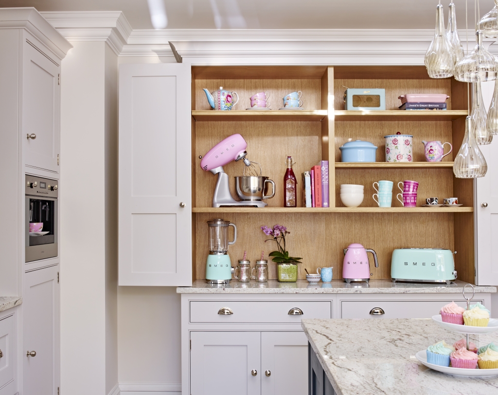 Der Wasserkocher ist rosa, der Toaster ist grün, und plötzlich wirkt die Küche weniger wie ein Arbeitsplatz und mehr wie ein Statement. Genau auf diesen Effekt setzt Smeg seit Jahren.