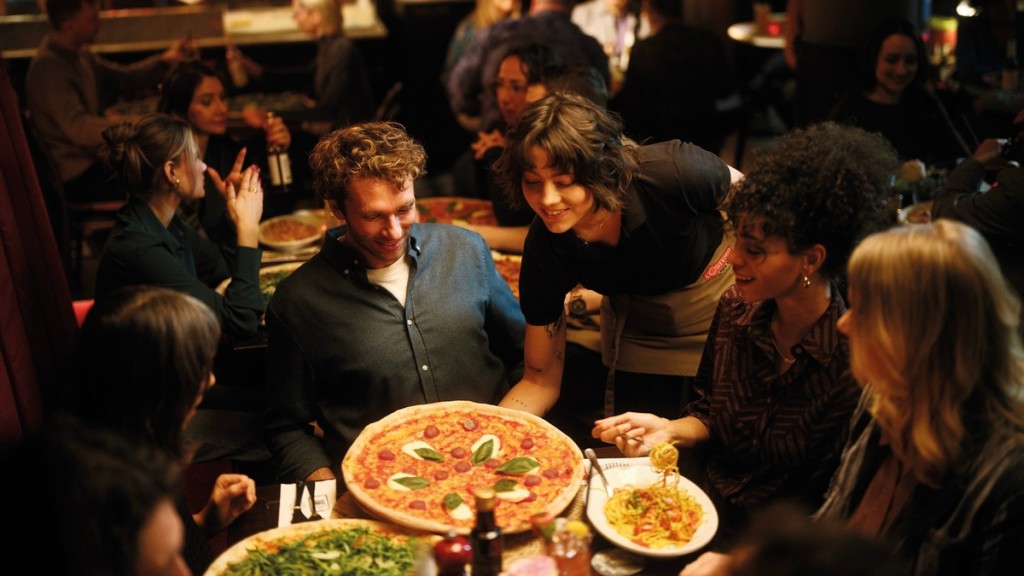 Die Restaurantkette L’Osteria hat ihren Marketing-Mix 2025 um TV erweitert. Für den Dreh des ersten Spots war das Produktionsteam einen ganzen Tag bis in die frühen Morgenstunden im Restaurant am Berliner Humboldthafen.