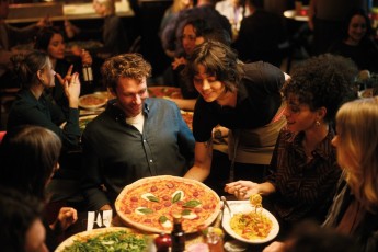 Die Restaurantkette L’Osteria hat ihren Marketing-Mix 2025 um TV erweitert. Für den Dreh des ersten Spots war das Produktionsteam einen ganzen Tag bis in die frühen Morgenstunden im Restaurant am Berliner Humboldthafen.