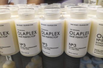 Olaplex, bekannt für Produkte gegen Haarschäden, gehört künftig zum Henkel-Konzern.