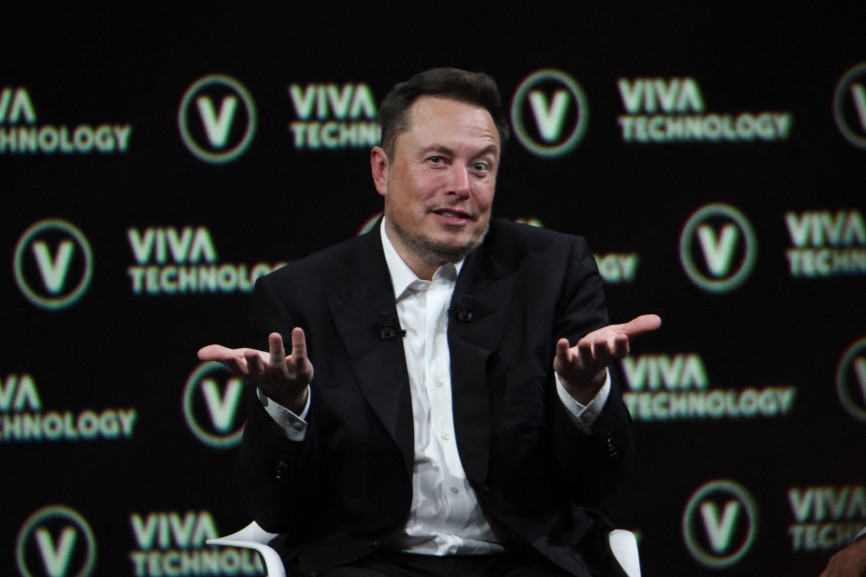 Elon Musk At The Viva Technology 2023 Fair – Paris Elon Musk and Publicis Groupe Chairman Maurice Levy speaks during the
