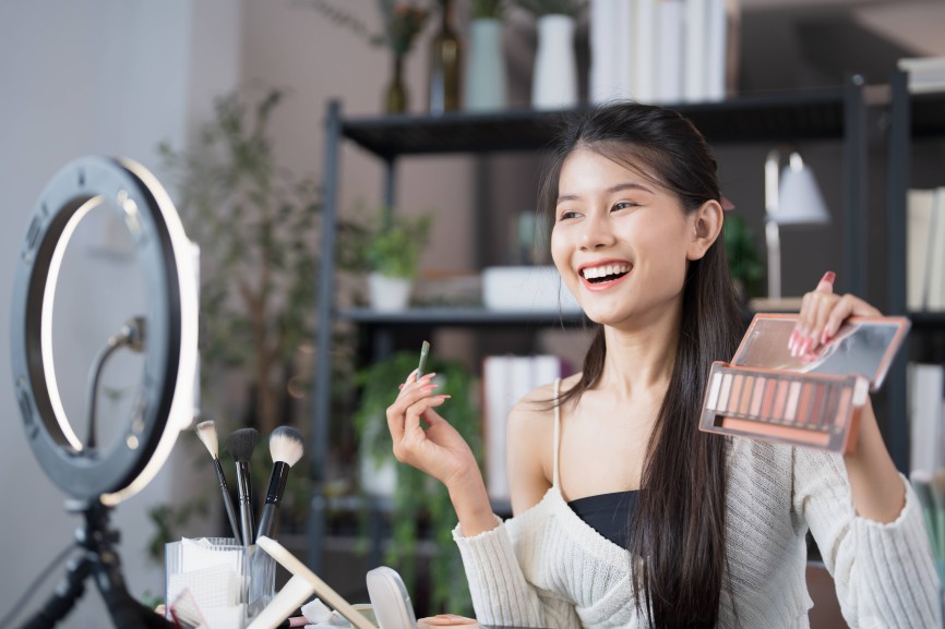 Sephora und Benefit stehen unter Verdacht, Kosmetikprodukte für Erwachsene (wie Anti-Aging-Cremes) auch an Kinder und Jugendliche zu vermarkten.