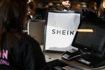 Fast Fashion, z.B. von Anbietern wie Shein, Primark oder auch H&M, dominiert aktuell den Modemarkt. Das neue Textilgesetz soll Abhilfe schaffen.
