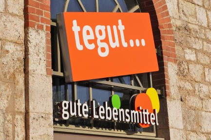 tegut, gute Lebensmittel, Lebensmittelhandel, Firmenlogo vor einer Filiale, Bio-Produkte *** tegut, Good Food, Food trad