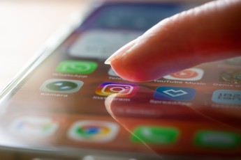 Karin Prien (CDU) fordert mehr Schutz für Kinder und Jugendliche auf Social Media.