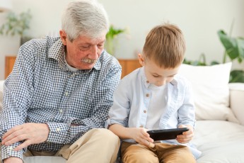 Je älter die Menschen, desto stärker nimmt nimmt die auf Social Media verbrachte Zeit ab.