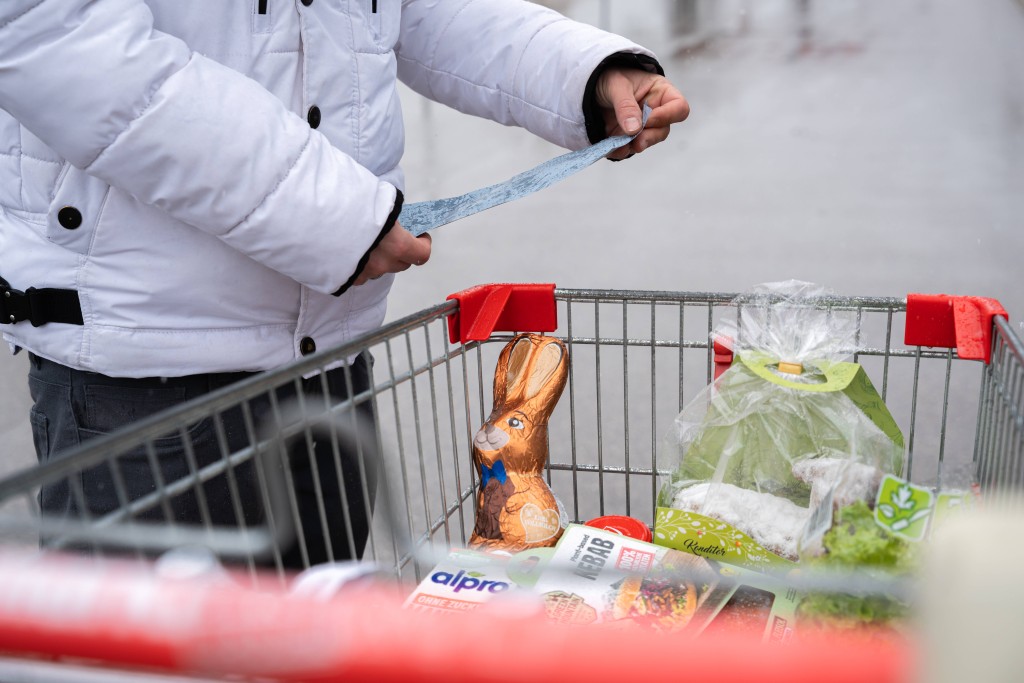 Steigende Preise und wachsendes Preisbewusstsein dämpfen das Ostergeschäft im Einzelhandel.