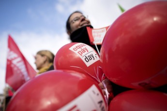 News Bilder des Tages Equal Pay Day DEU, Deutschland, Germany, Berlin, 18.03.2019 Demonstrantin mit Fahne und Ballon Equal Pay Day auf der Kundgebung Equal Pay Day vom Deutschen Gewerkschaftsbund DGB, Deutscher Frauenrat, Sozialverband Deutschland und der SPD unter dem Motto Kommt Zsammen Fuer Gleichen Lohn in Berlin. Die Demostration fordert die selbe Bezahlung von Frauen und Maenner, Gleicher Lohn fuer gleiche Arbeit, Gleichberechtigung und mehr Rechte von Frauen. Der EqualPayDay ist der Tag des Jahres, der symbolisch die Grenze markiert, bis zu der Frauen hierzulande umsonst arbeiten. Participants at the rally of the Equal Pay Day by the German Federation of Trade Unions DGB, the German Social Association and the German Women s Council in Berlin, Germany. The annual event recognizes the wage gap between the sexes in the country, where women s salaries stil