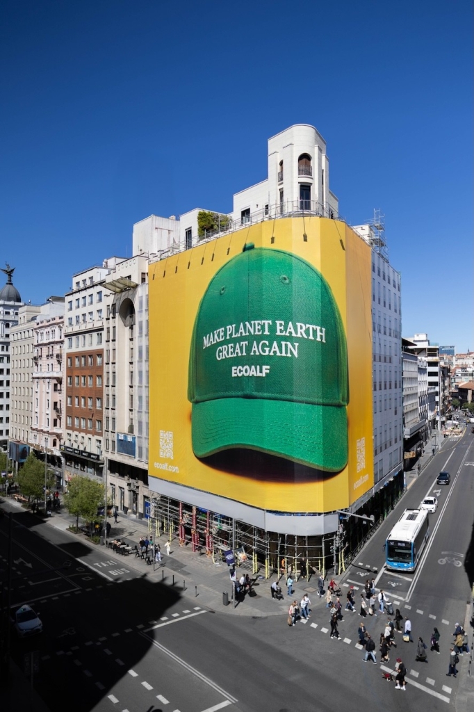 Das grüne Modelabel Ecoalf nimmt in Madrid die MAGA-Bewegung aufs Korn.