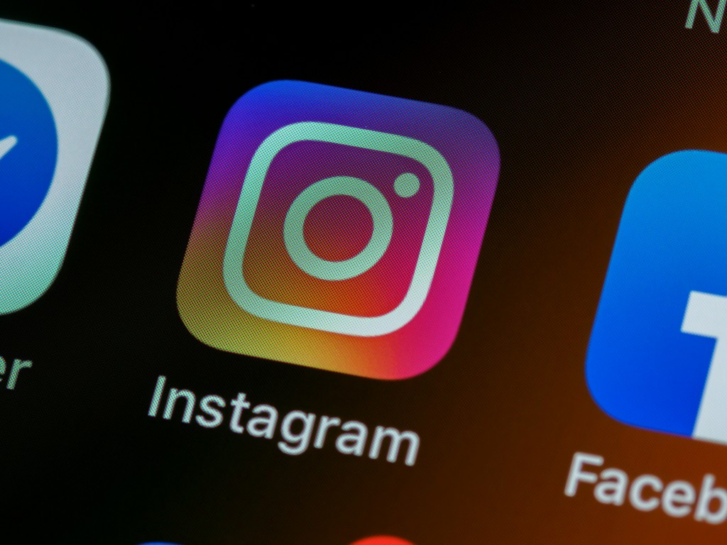 Kinder können sich auf Facebook und Instagram offenbar weiterhin leicht älter machen – die EU-Kommission sieht darin ein Problem für den Jugendschutz.