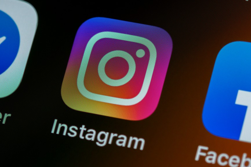 Kinder können sich auf Facebook und Instagram offenbar weiterhin leicht älter machen – die EU-Kommission sieht darin ein Problem für den Jugendschutz.