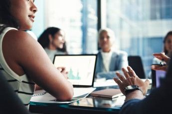 Wo Daten dominieren, wird Markenwärme zum Differenzierungsmerkmal: In der Zusammenarbeit von Marken und Agenturen zählt mehr als messbare Performance.