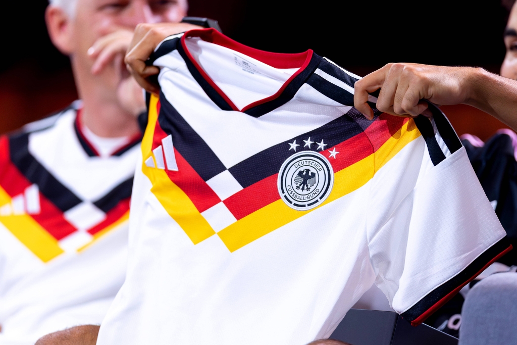 Das Geschäft mit Trikots wie dem der deutschen Fußballnationalmannschaft beschert den Sporthändlern während großer Turniere stattliche Zuwächse.