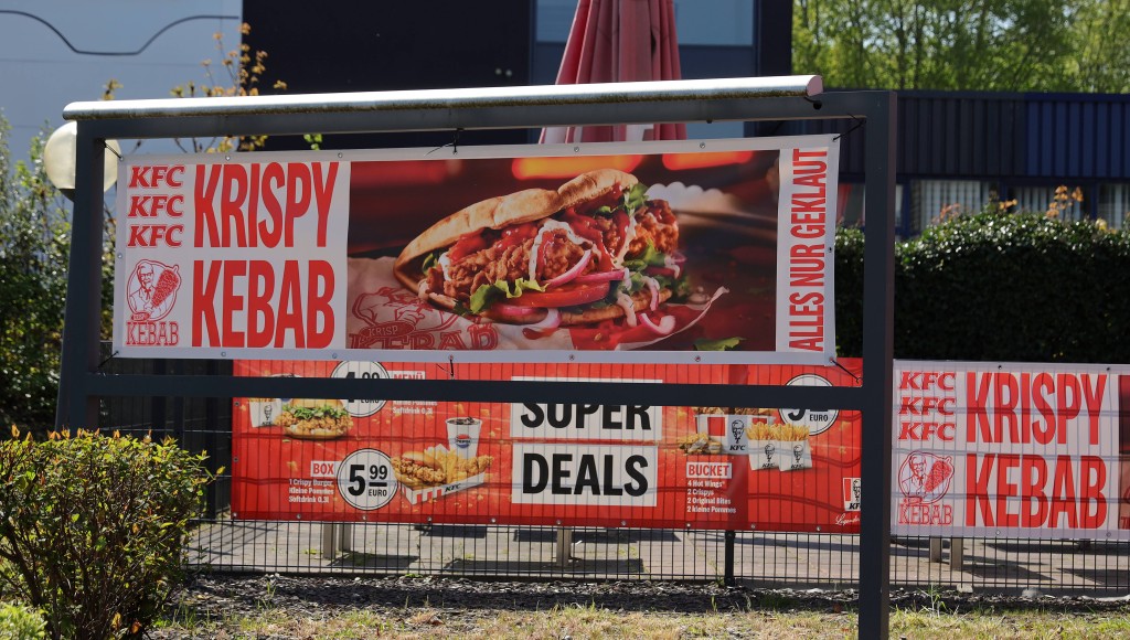 21.04.2026, - Deutschland, NRW, - Wirtschaft, Unternehmen, Fast Food, - Im Streit um Markenrechte an dem Namen Krispy Kebab, legt sich eine Bielefelder Dönerkette mit dem US-Anbieter Kentucky Fried Chicken, kurz KFC, an,