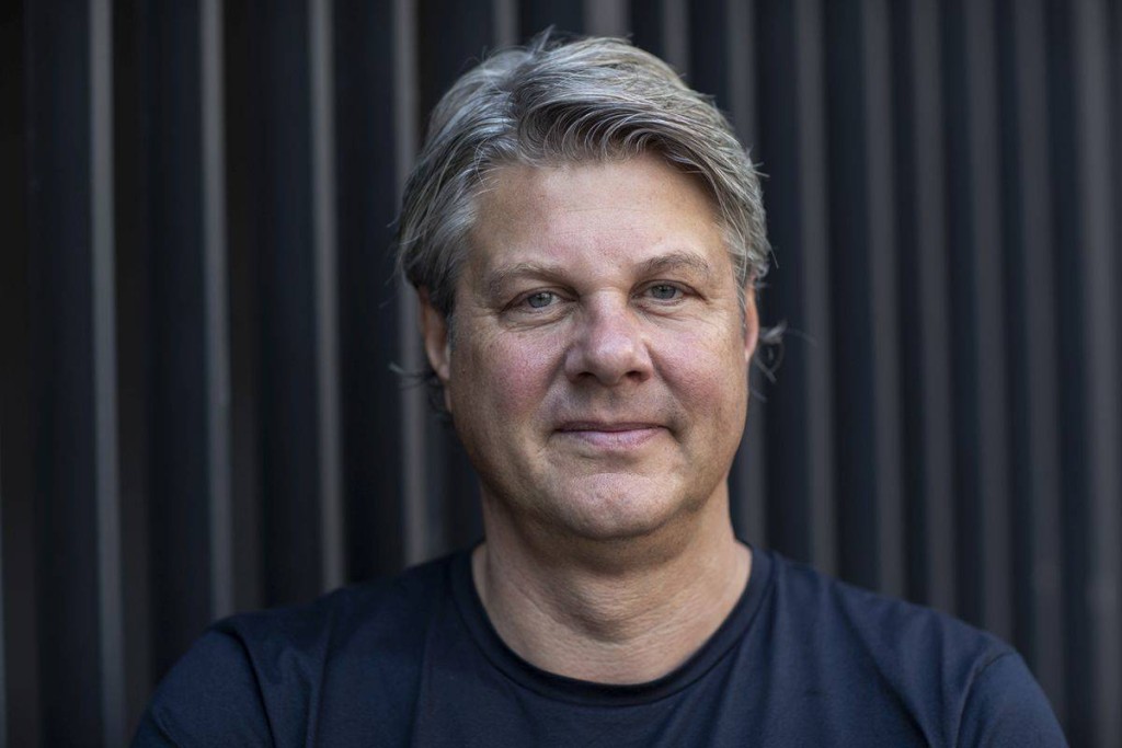 „Wir müssen verstehen, wie Aufmerksamkeit in verschiedenen Kanälen – ob DOOH oder Retail Media – funktioniert und wie sie sich im Zusammenspiel verstärkt“, sagt Andreas Knorr, Marketing Director bei WallDecaux.