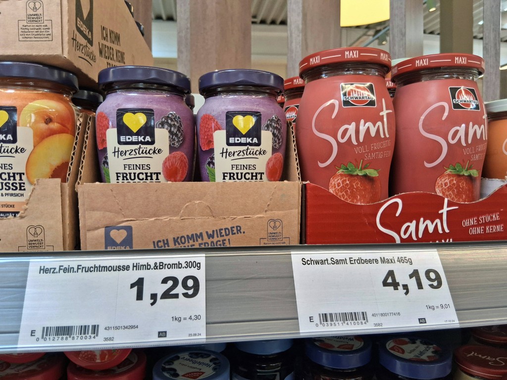 Nicht immer ist der Preisunterschied zwischen Eigenmarke und Marke derart groß. Trotzdem greifen Konsumenten verstärkt zur günstigeren Variante.