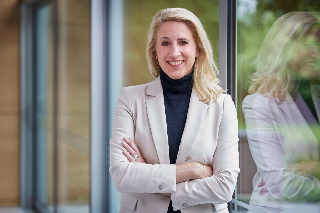 „Der KfW haftet zu Unrecht das Image einer behäbigen, etwas altmodischen Staatsbank an. Da musste in der öffentlichen Wahrnehmung mal der Staub runter“, sagt Verena Köttker, Leiterin Konzernkommunikation und Markensteuerung.